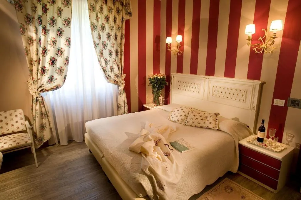Room, Serenella, Milan