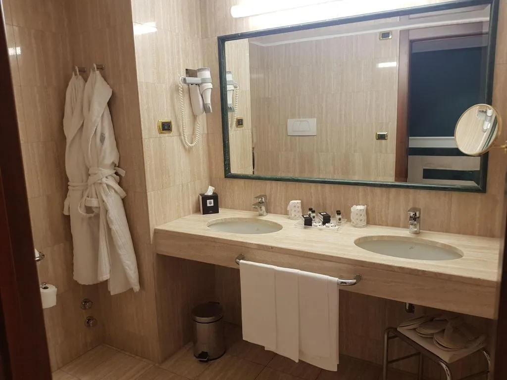 Room, Santa Barbara, Milan