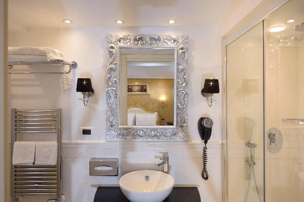 Room QUEEN SIZE BED Room, Hotel Olimpia Venice, BW Signature Collection, Venice