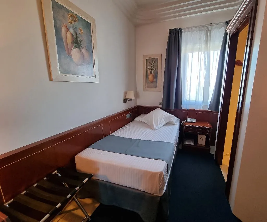 SINGLE STANDARD Room, Gran Legazpi, Madrid