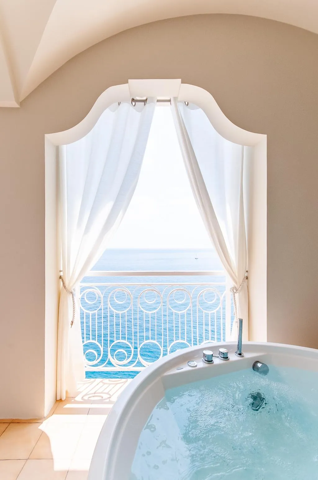 JUNIOR SUITE WITH JACUZZI WITH VIEWS Room, Hotel Club Due Torri, Naples