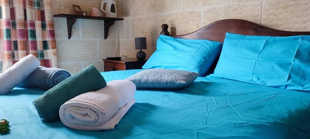 Room, Grotto's Paradise B&B, Gozo