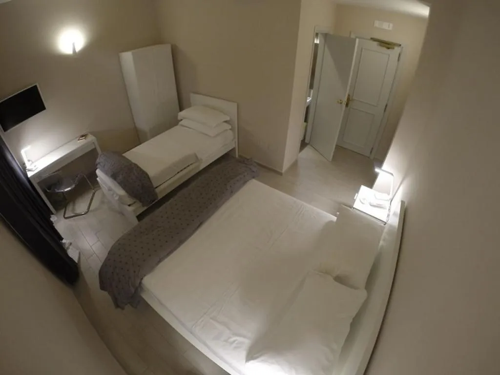 TRIPLE SUPERIOR Room, Borbone Di Napoli, Naples