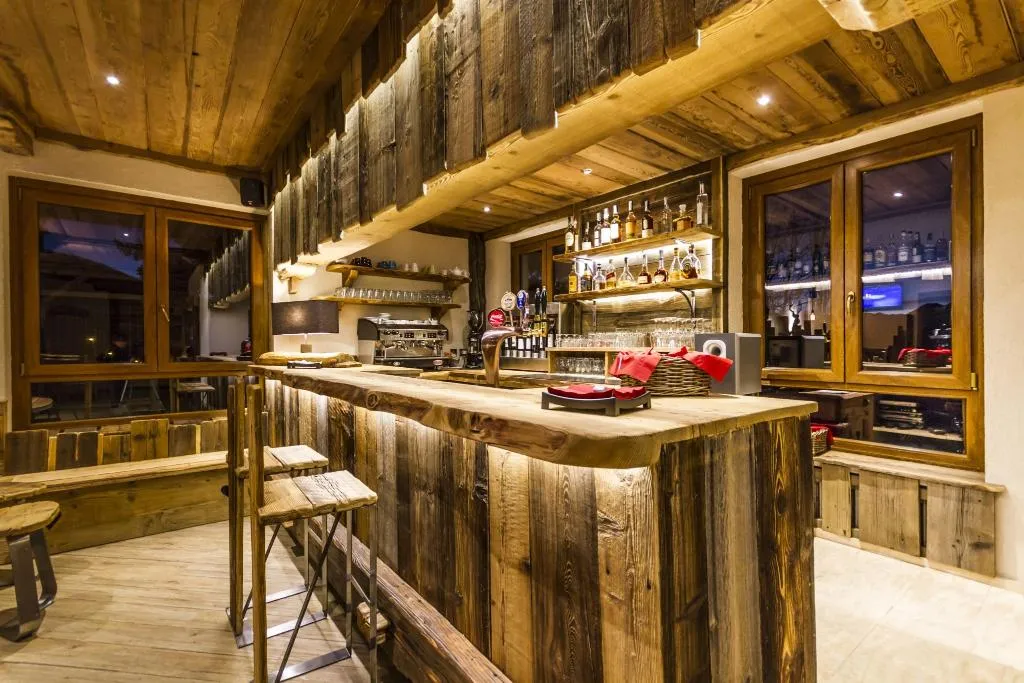 Bar, Sauze, Milan