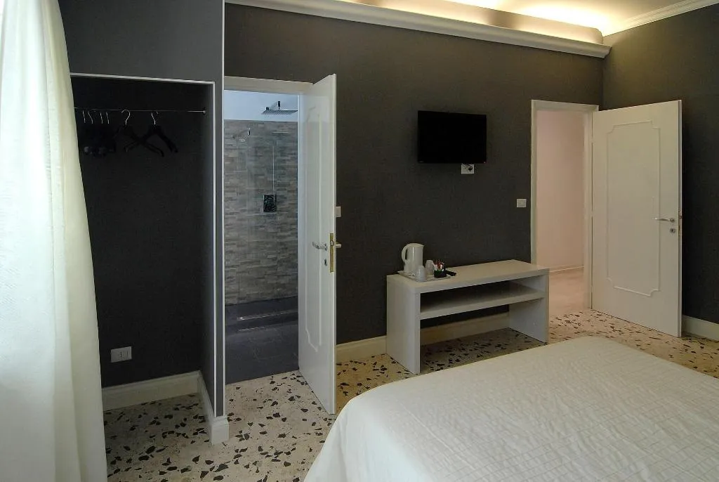 Room, Tiburtina Garden, Rome