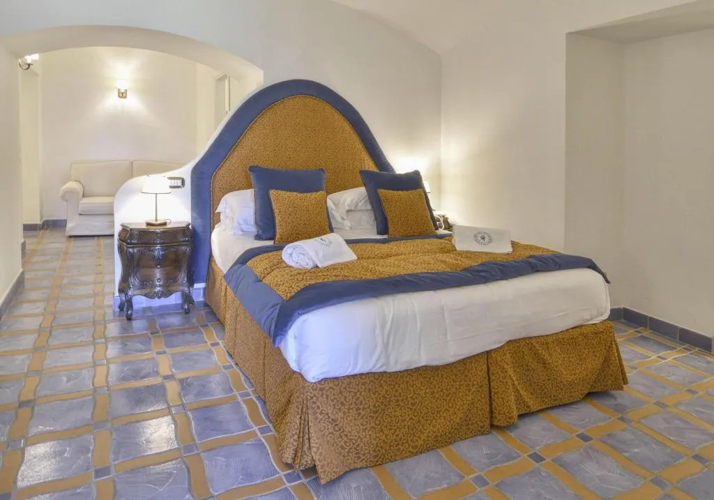 JUNIOR SUITE KING SIZE BED Room, Hotel Palazzo Confalone, Naples