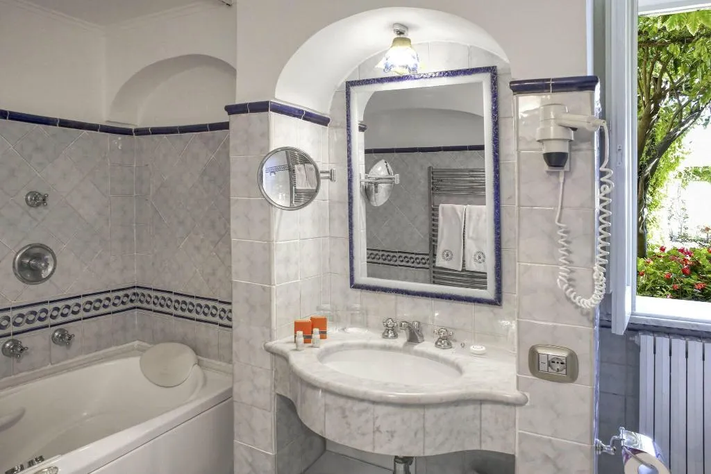 DOUBLE CLASSIC KING BED Room, Hotel Palazzo Confalone, Naples