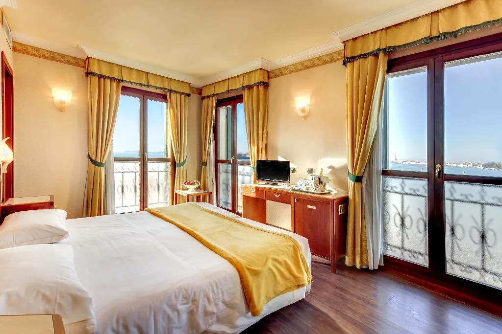 Double or Twin LAGOON VIEW Room, Hotel Panorama, Venice