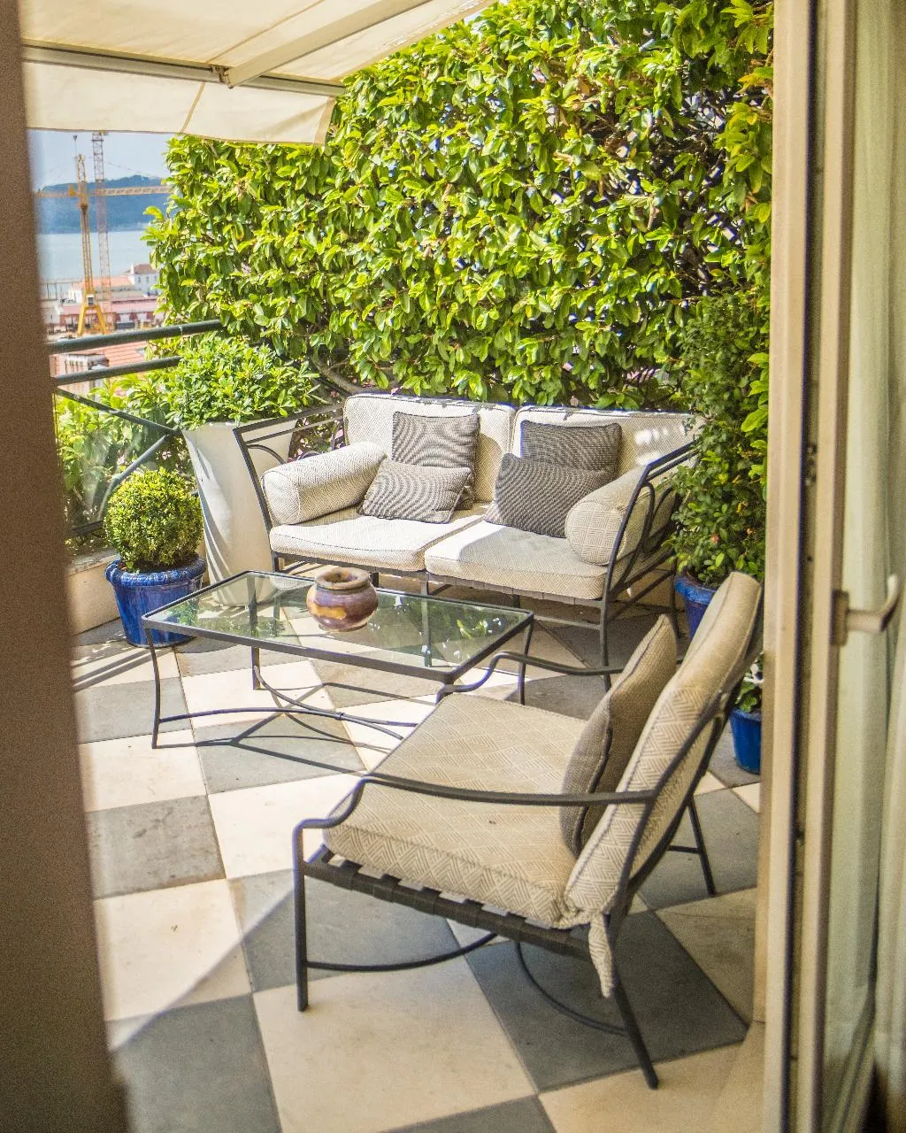 Terrace, As Janelas Verdes, Lisbon