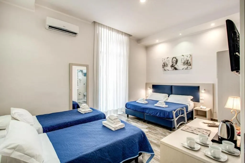 FAMILY ROOM STANDARD Room, Napoli'S Gold, Naples