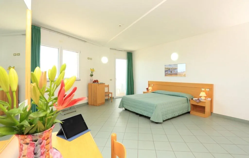 QUADRUPLE TWO DOUBLE BEDS Room, Soleado, Alghero