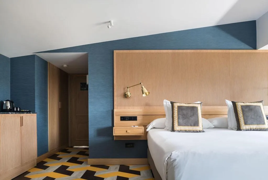SUITE QUEEN SIZE BED Room, Principe Pio, Madrid