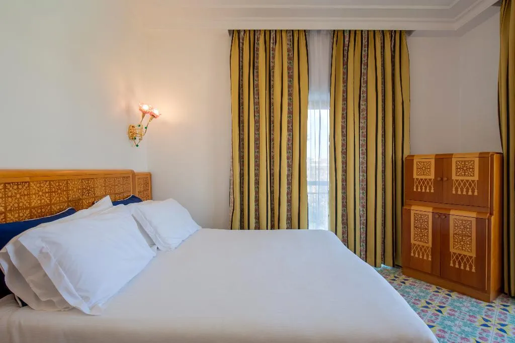 Double or Twin CLASSIC SEA VIEW Room, Grand Hotel Flora, Naples