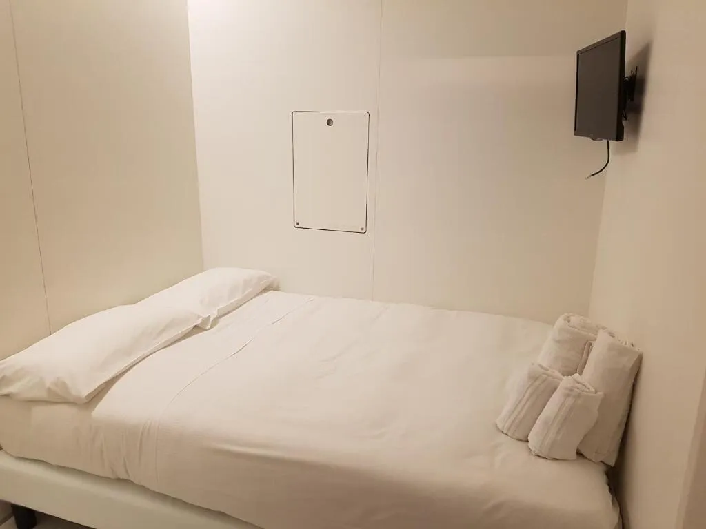 Room, Bed and Boarding - Hostel, Naples