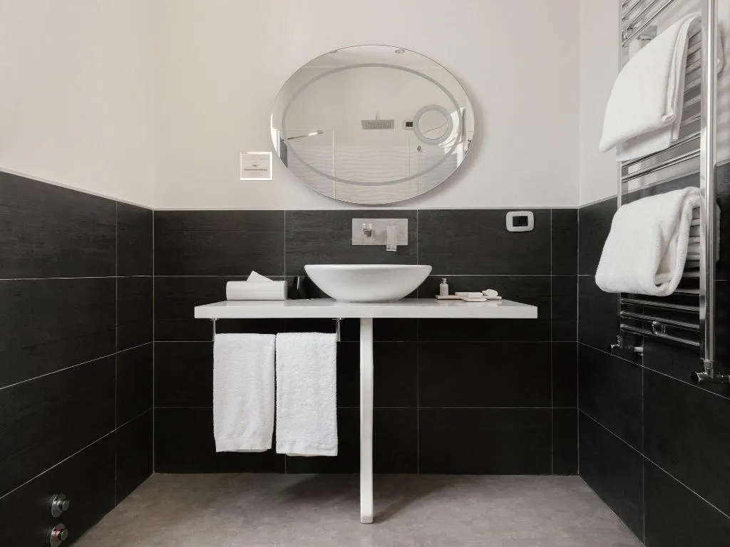 SUITE BUSINESS QUEEN BED Room, Montenapoleone Suites, Milan
