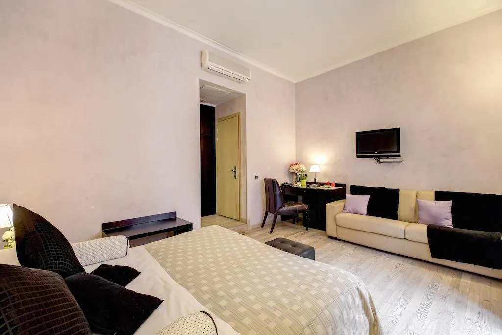 Room, Le Petit, Rome