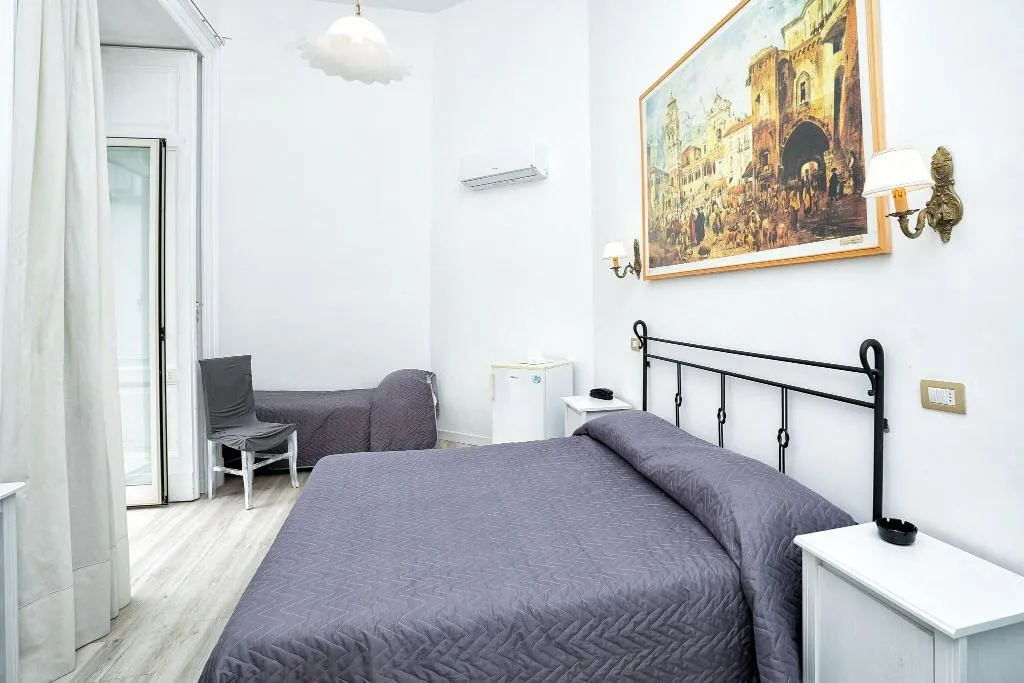 FAMILY ROOM WITH DOUBLE BED Room, Fontana, Naples