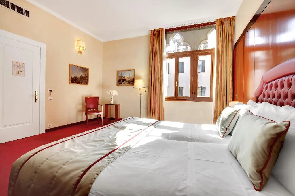 DOUBLE DELUXE Room, Dona Palace, Venice