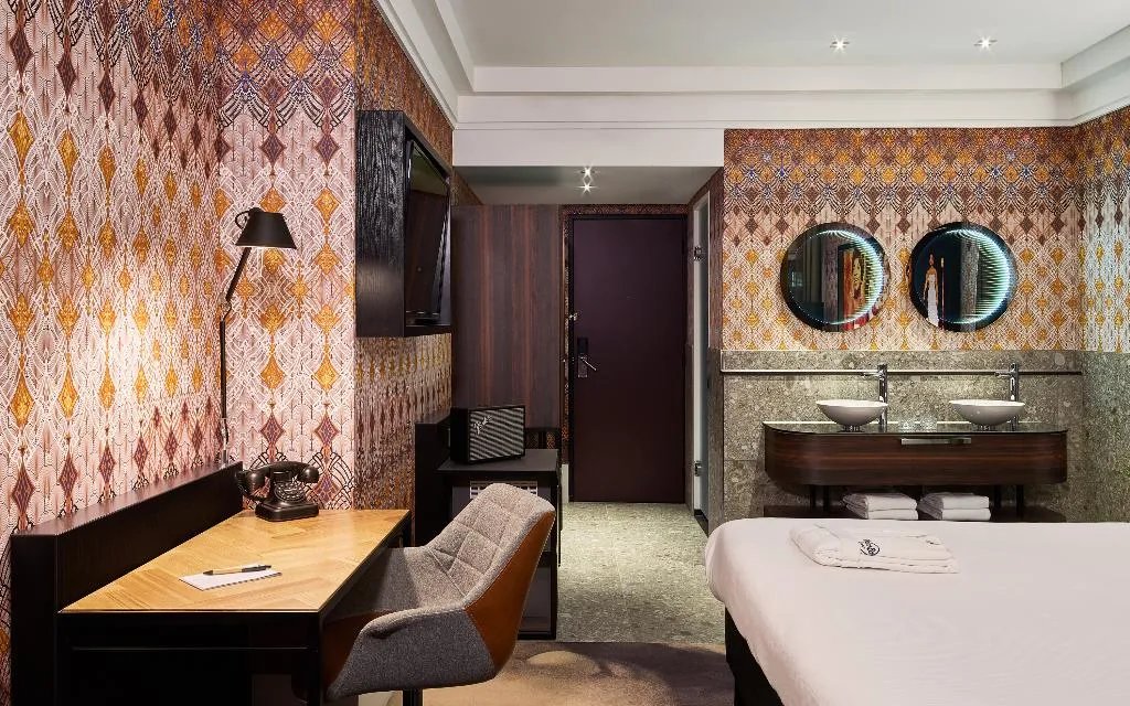 JUNIOR SUITE STANDARD Room, Clayton Hotel Amsterdam American, Amsterdam