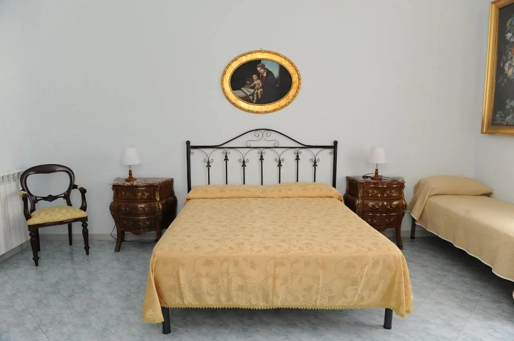 Room, Come D'Incanto a Napoli, Naples