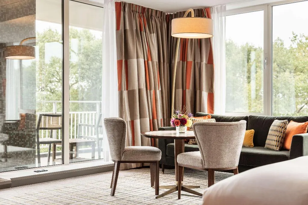 JUNIOR SUITE WITH VIEWS Room, Hilton Amsterdam, Amsterdam