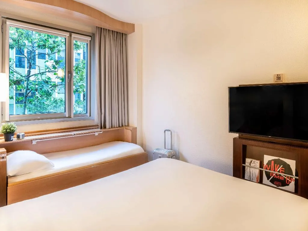 DOUBLE WITH DOUBLE BED Room, Ibis Barcelona Pza Glories 22, Barcelona