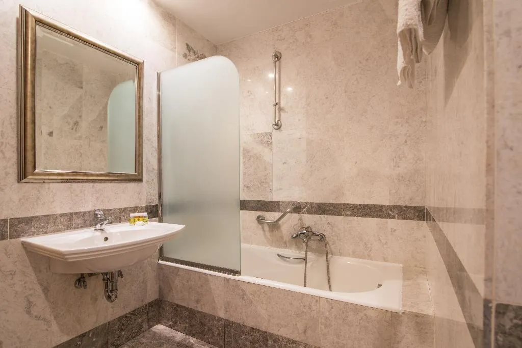 QUADRUPLE STANDARD Room, Museum Hotel, Athens