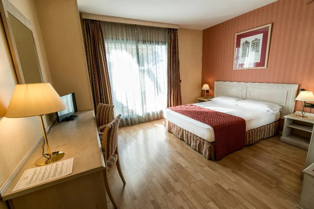 DOUBLE WITH BALCONY Room, Petit Palace Eixample, Barcelona