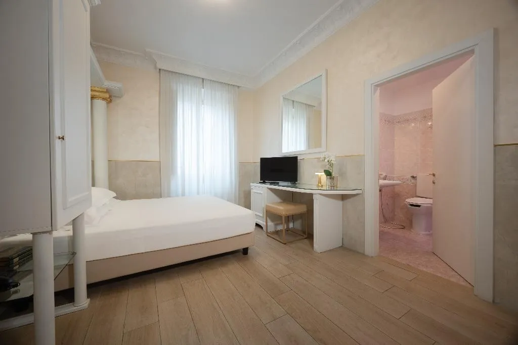 Double or Twin STANDARD Room, Palladium Palace, Rome