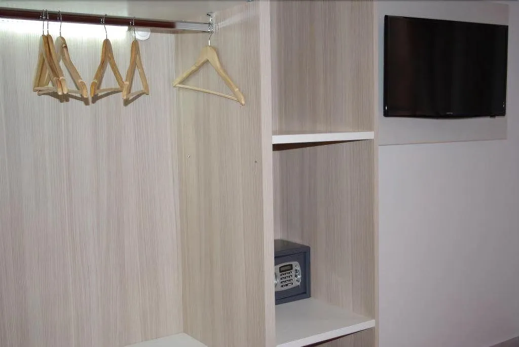 Room, B&B Napolimilionaria, Naples