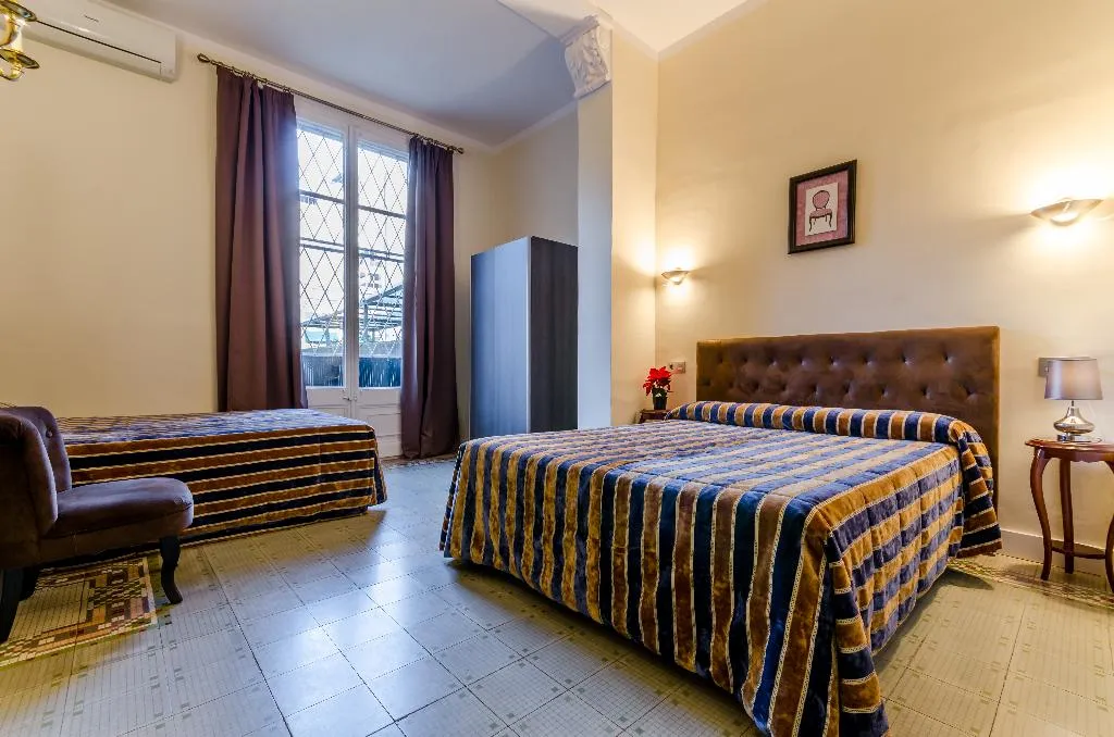 QUADRUPLE ONE BEDROOM TWO BATHROOMS Room, Victoria Palace, Barcelona