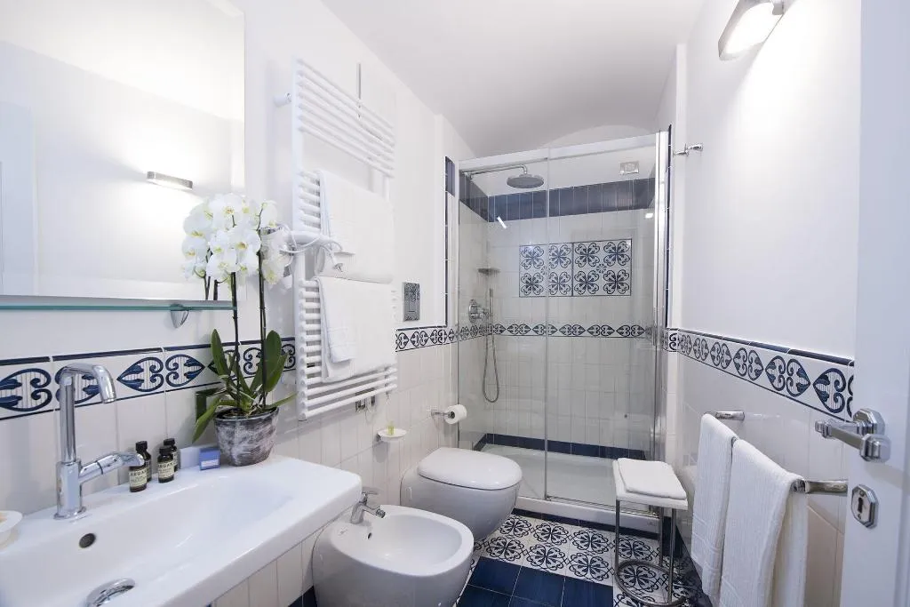 Room, Diecisedici, Naples