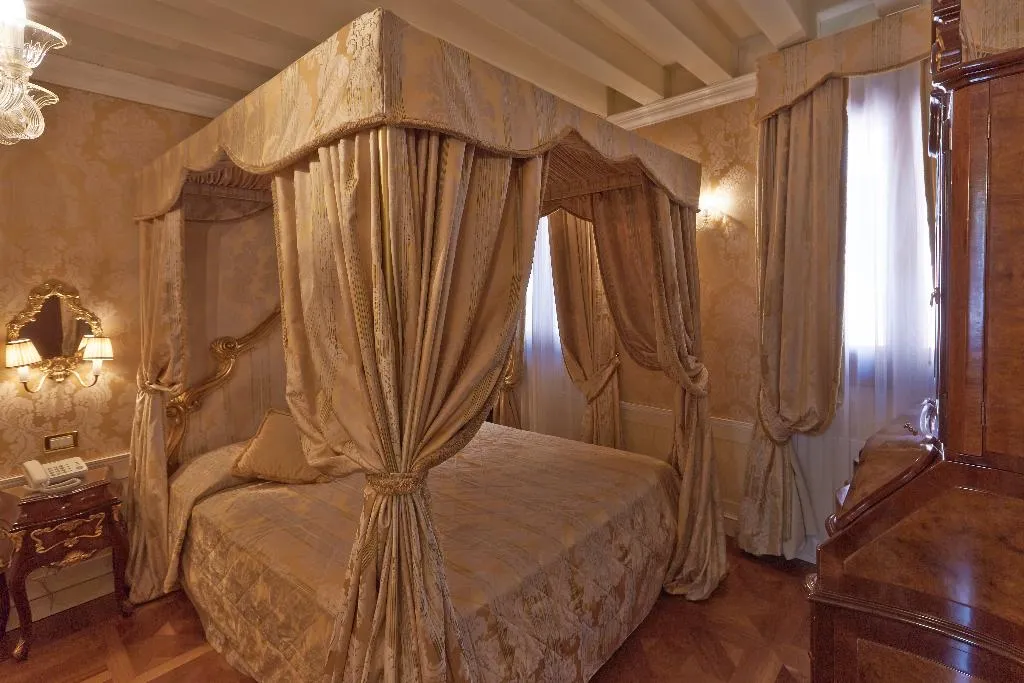 JUNIOR SUITE CAPACITY 4 Room, Canal Grande, Venice