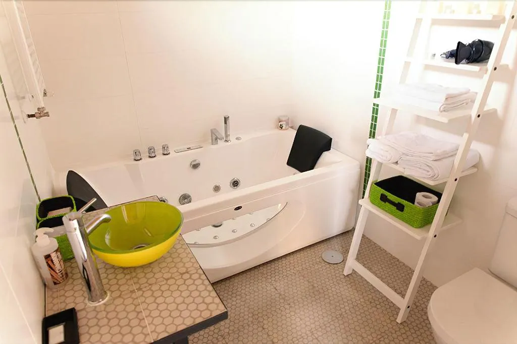 Room, Huerto San Antonio, Madrid