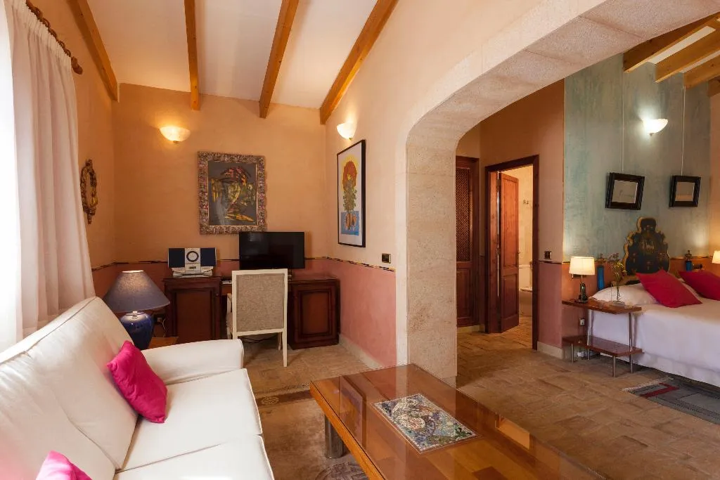JUNIOR SUITE STANDARD Room, Es Revellar Art Resort, Majorca
