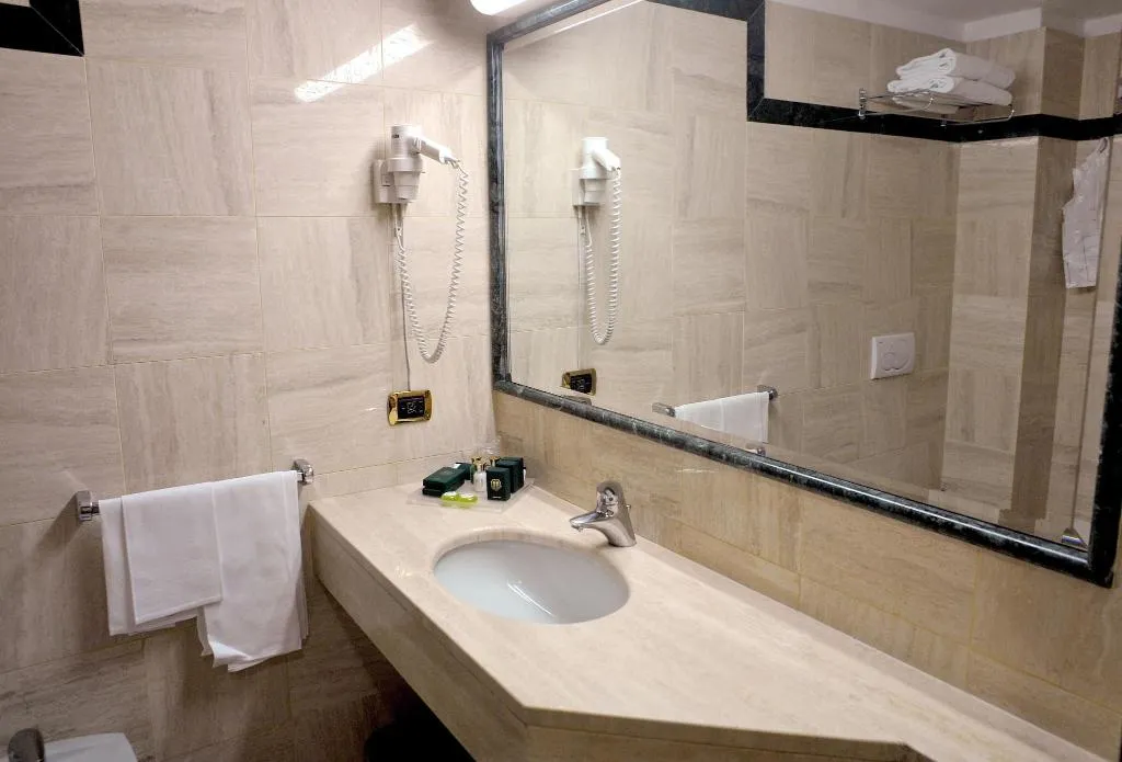 Room, Santa Barbara, Milan