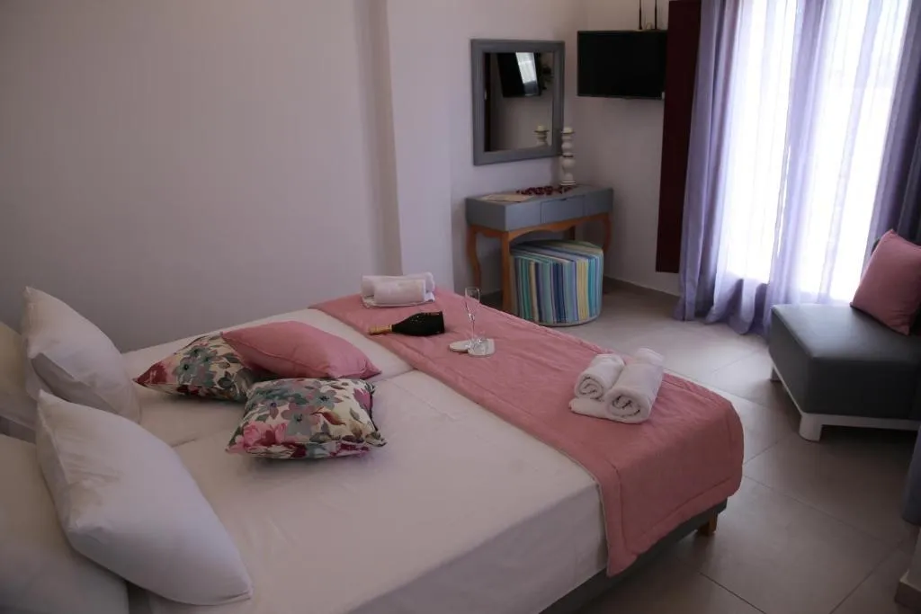 SUITE WITH JACUZZI Room, Mar n Mar Crown Hotel-Suites, Santorini