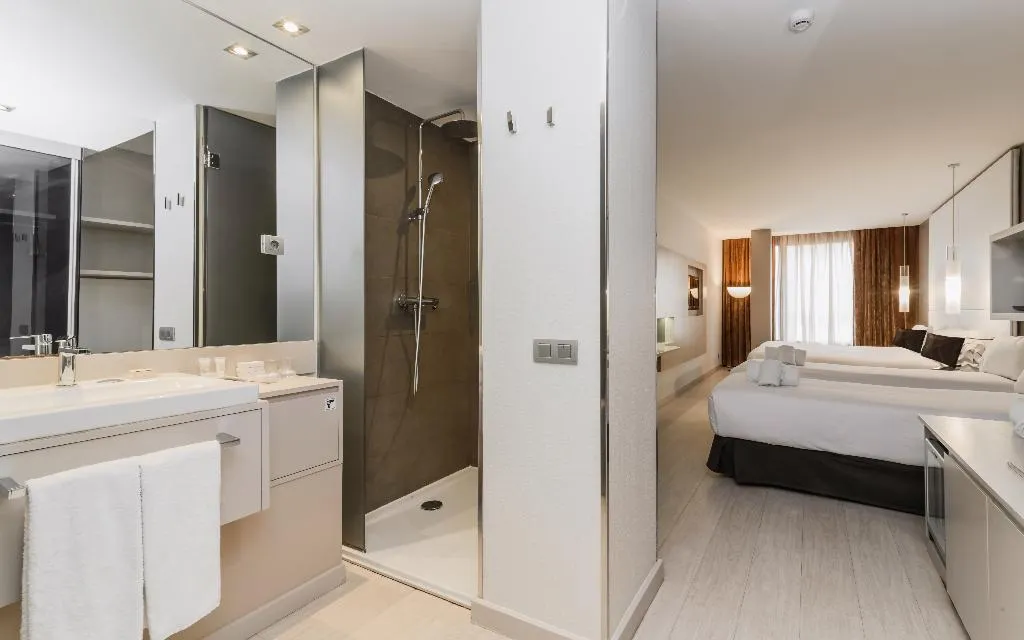 QUADRUPLE STANDARD Room, Grums Hotel & Spa, Barcelona