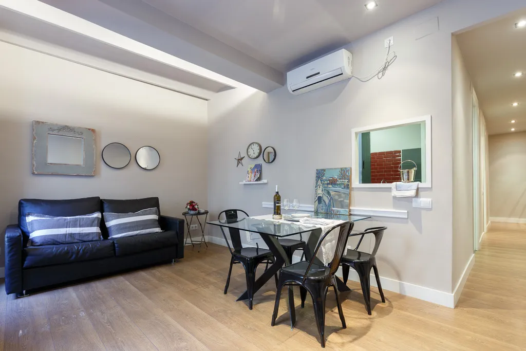 APARTMENT CAPACITY 5 Room, AinB Eixample-Miro Apartments, Barcelona