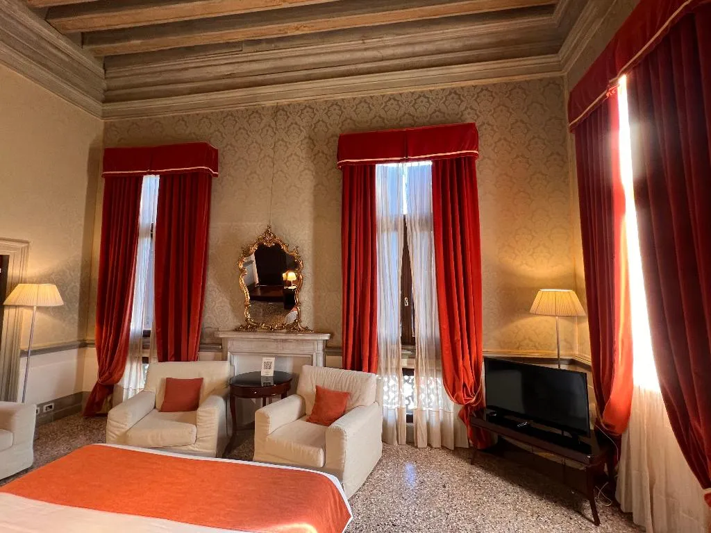 JUNIOR SUITE STANDARD Room, Ruzzini Palace, Venice