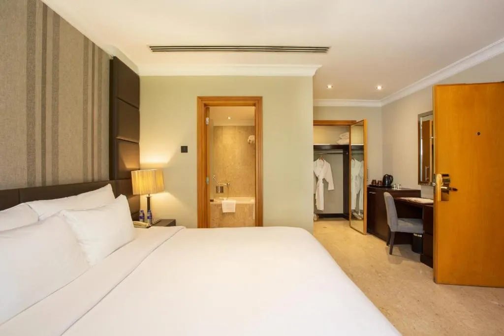 Double or Twin STANDARD Room, Dubai Marine Beach Resort & Spa, Dubai