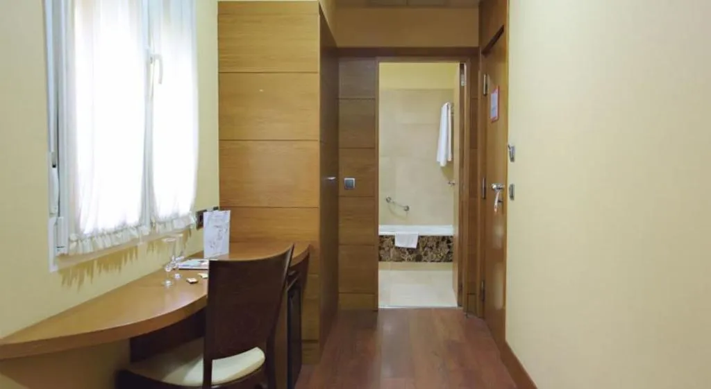 Room, Sterling, Madrid