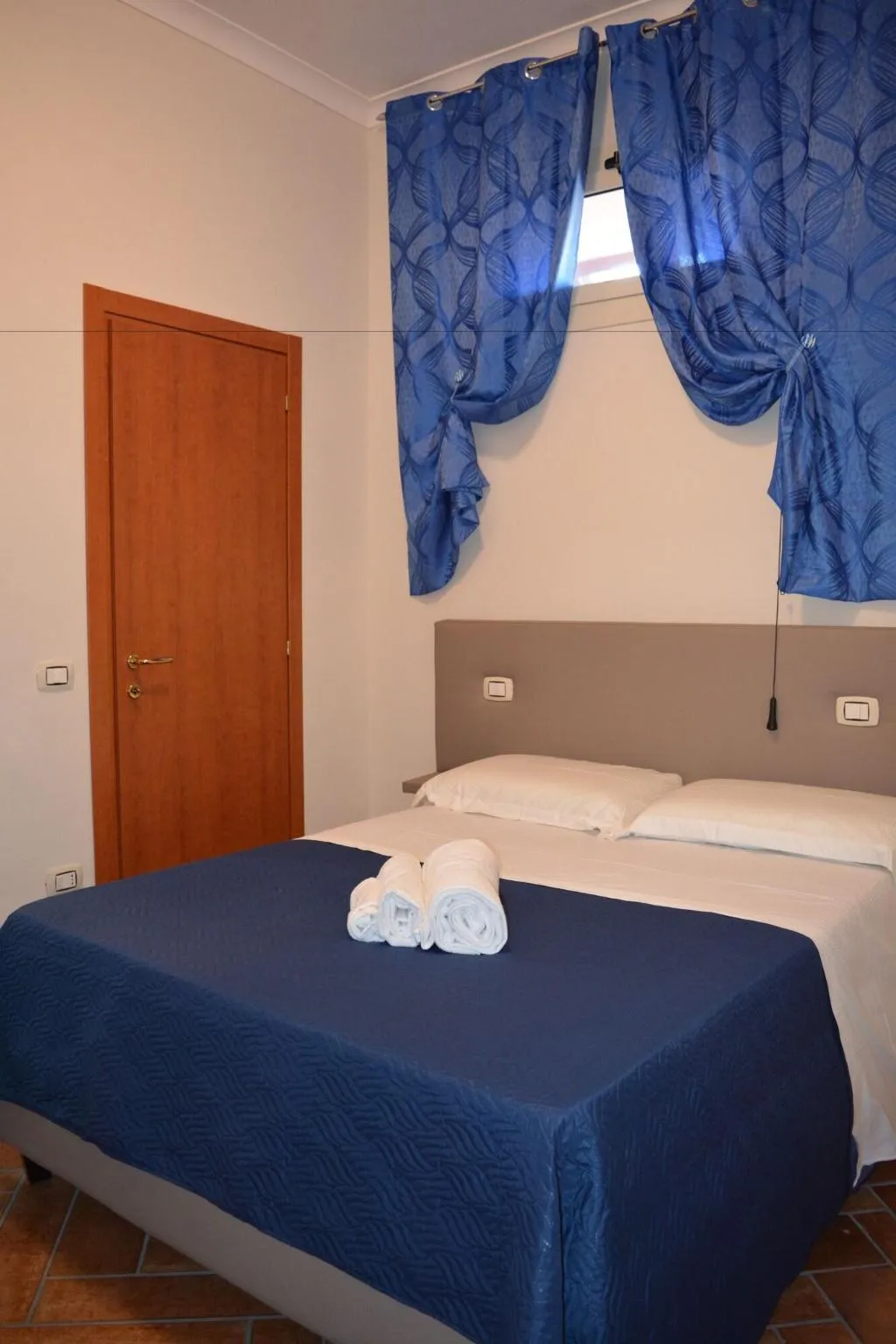 Room, Home To Fly, Naples