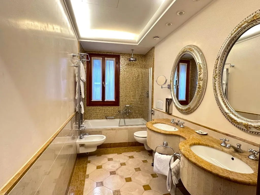 JUNIOR SUITE CAPACITY 4 Room, Canal Grande, Venice