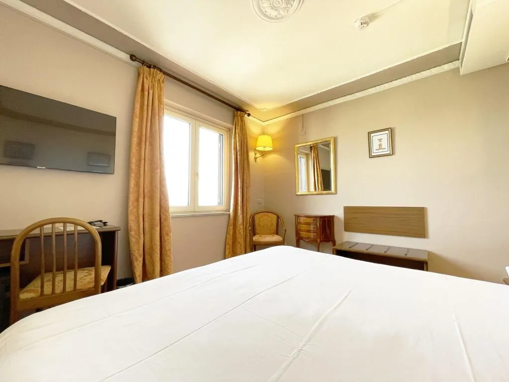 DOUBLE CLASSIC QUEEN BED Room, Hotel Central, Naples