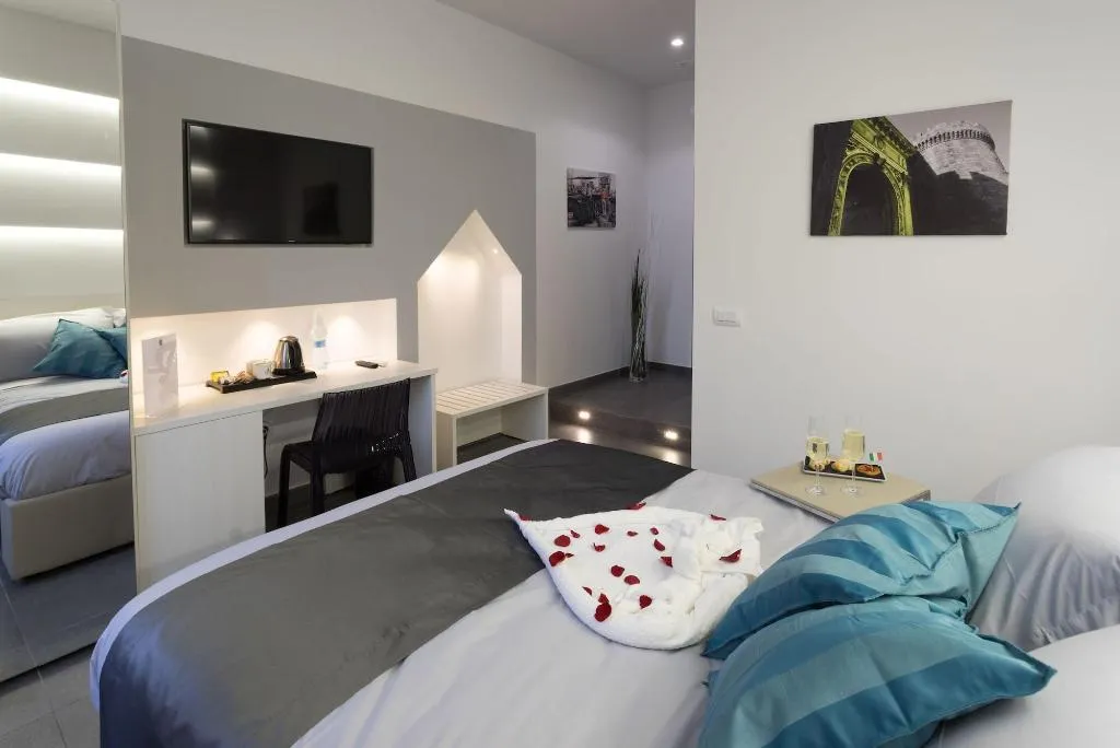 Room, Twice Naples, Naples