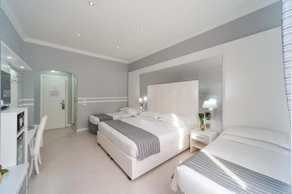 QUADRUPLE DELUXE CITY VIEW Room, Relais Trevi 95 Boutique Hotel, Rome