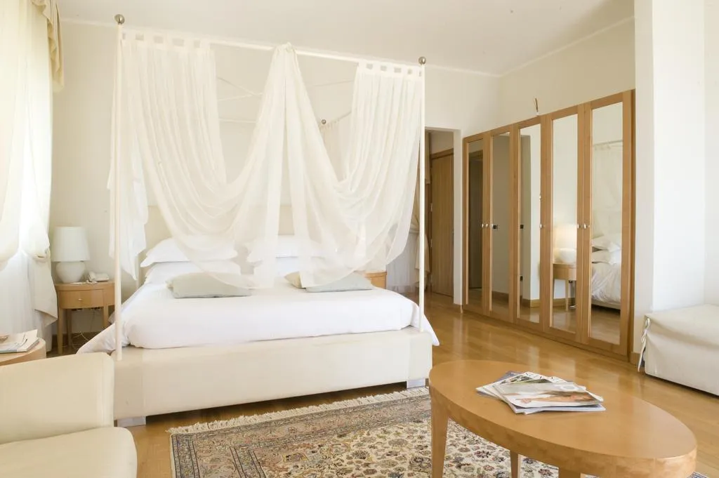 Room, Raito, Naples