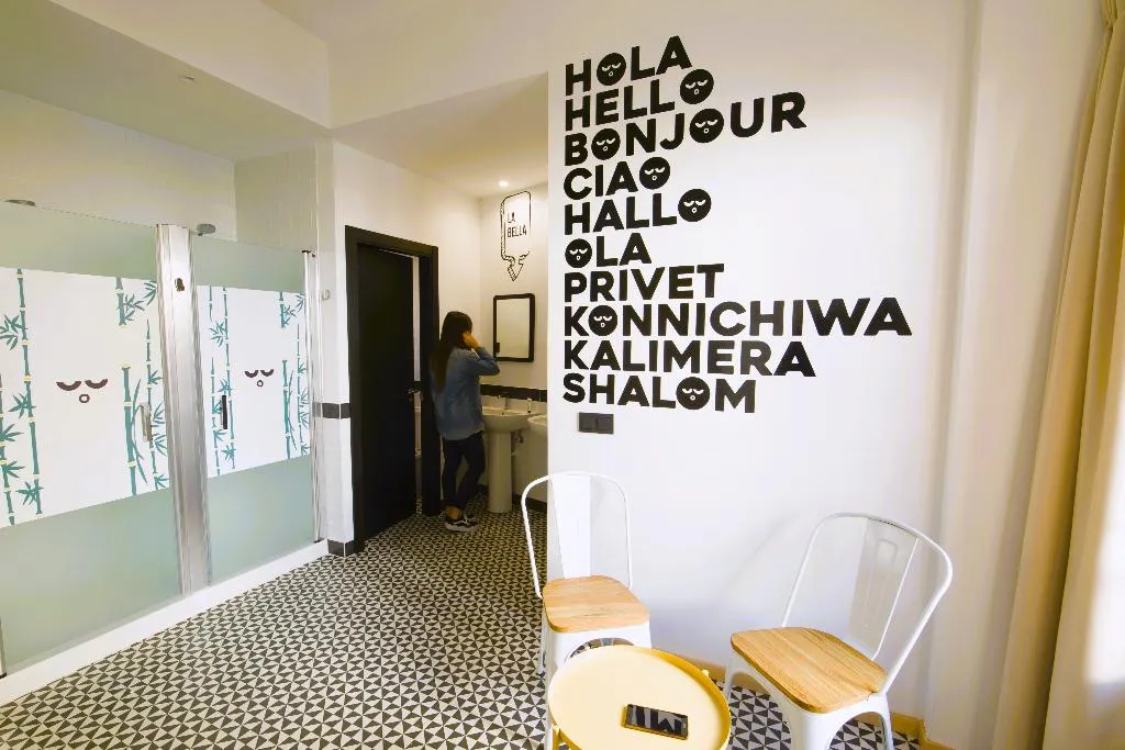 Room CAPACITY 8 Room, U-Sense For You Hostel Sevilla, Seville