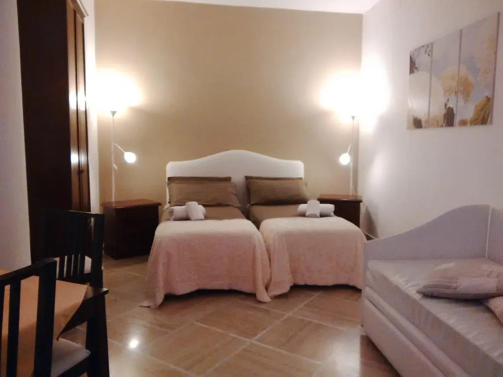 Double or Twin ECONOMY Room, Sorrento Town Suites, Naples